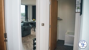 Interior - Penthouse With City Skyline Views - Balcony  - King Bed - Netflix (birmingham)
