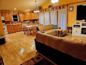Smart TV - Centralized for you up north adventure, sleeps up to 8, 2 bathrooms, 3 bedrooms  (Frankfort)