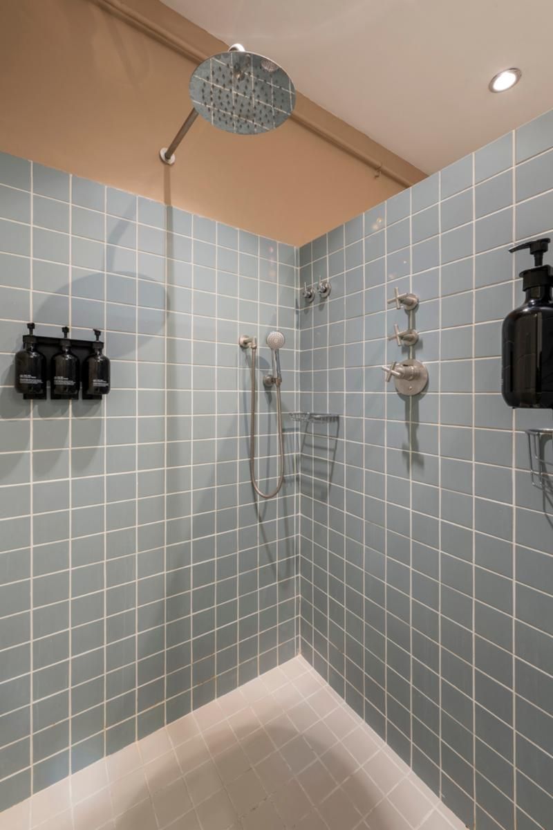 Ein Badezimmer mit Dusche, Toilette und Waschbecken.