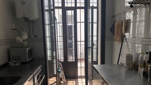 Een keuken met een magnetron, een waterdispenser en een spoelbak.