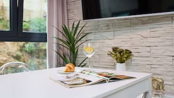 Apartment (1 Bedroom) | In-room dining