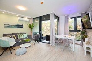 Lejlighed (1 Bedroom) | Opholdsområde | 140-centimeters fladskærms-tv med kabelkanaler, tv