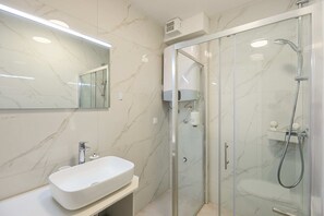 Apartment (1 Bedroom) | Bathroom