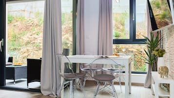 Departamento (1 Bedroom) | Área de sala de estar | Televisión de pantalla plana de 140 cm con canales por cable