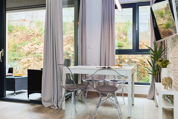 Apartamento (1 Bedroom) | Área de estar | TV de tela plana 140 cm com canais a cabo, TV