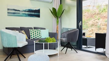 Departamento (1 Bedroom) | Área de sala de estar | Televisión de pantalla plana de 140 cm con canales por cable