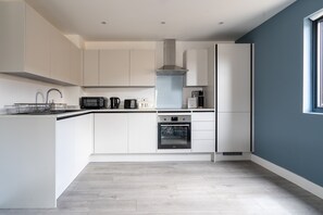 Apartamento | Cocina privada | Frigorífico, microondas, horno y placa de cocina