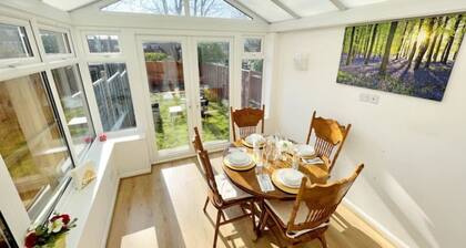 Elegant 2BR 5G Wi-Fi Netflix Parking Garden 4 Beds