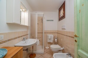 Regadera, secadora de cabello, bidet, toallas 