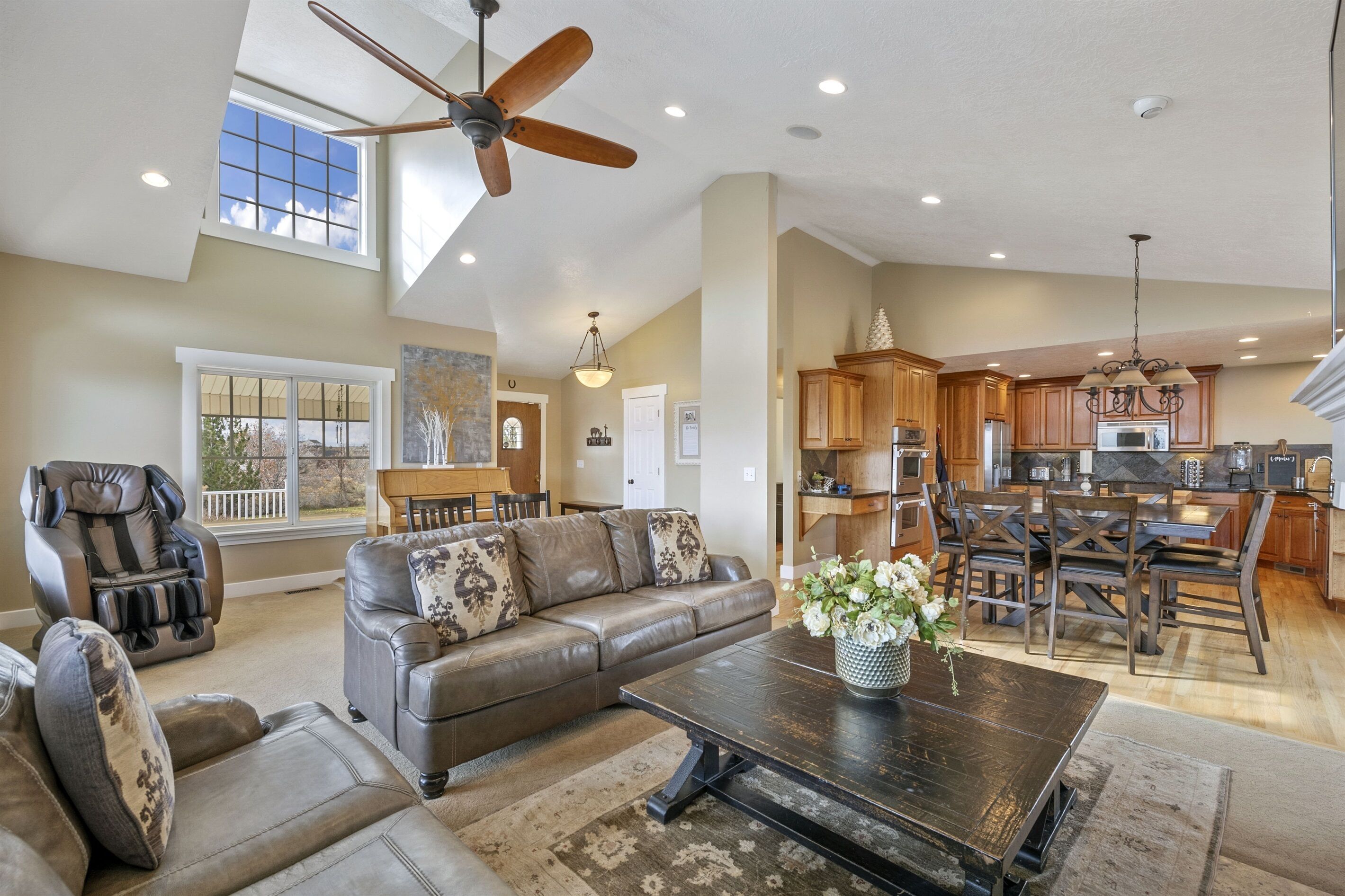 Smart TV, chimenea, futbolito y tenis de mesa 