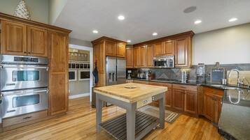 Kylskåp, mikrovågsugn, ugn och spishäll