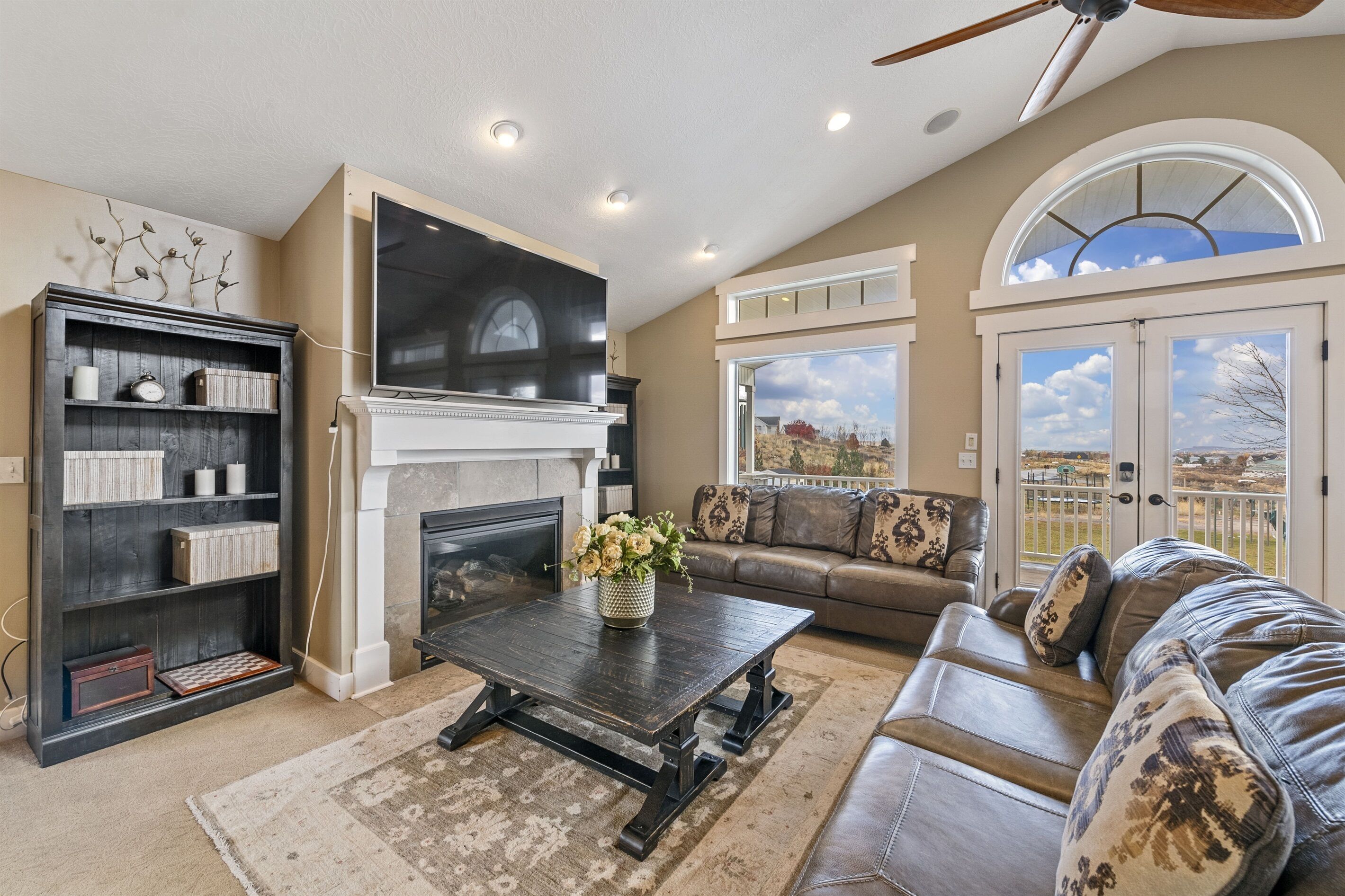 Smart TV, chimenea, futbolito, mesa de ping pong