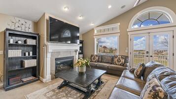 Smart-tv, eldstad, bordsfotboll och ett bordtennisbord