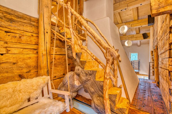 Chalé superluxo, 3 quartos, sauna seca | Área de estar | TV de tela plana 50 polegadas com canais via satélite, TV