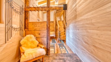 Chalet de lujo, 3 habitaciones, sauna | Zona de estar | Televisión de pantalla plana de 50 pulgadas con canales por satélite