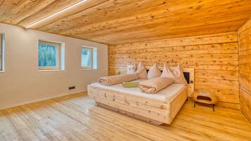 Luxury-Chalet, 3 Schlafzimmer, Sauna | 3 Schlafzimmer, kostenloses WLAN, individuell dekoriert, Bettwäsche