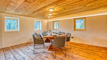 Luxury-Chalet, 3 Schlafzimmer, Sauna | Essbereich im Zimmer