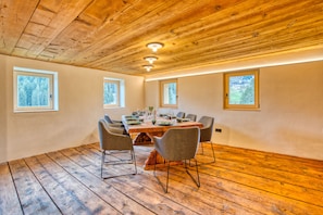 Chalé superluxo, 3 quartos, sauna seca | Opções para refeição no quarto