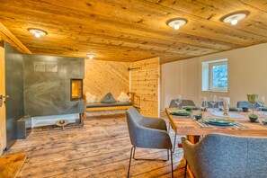 Chalé superluxo, 3 quartos, sauna seca | Opções para refeição no quarto