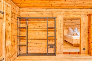Chalé superluxo, 3 quartos, sauna seca | Área de estar | TV de tela plana 50 polegadas com canais via satélite, TV