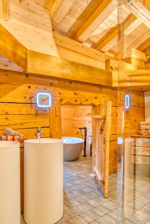 Chalet de lujo, 3 habitaciones, sauna | Baño | Secador de pelo, zapatillas y toallas