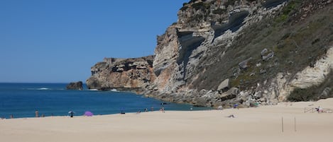 På stranden