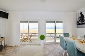 Dining - Stone's Throw - Front line apartment in Nazaré (Nazaré)