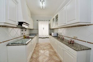 Fridge, microwave, stovetop, dishwasher