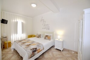 3 bedrooms, iron/ironing board, travel cot, free WiFi - Stone's Throw - Front line apartment in Nazaré (Nazaré)