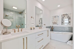Combined shower/tub, hair dryer, towels