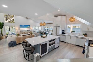 Kylskåp, mikrovågsugn, ugn och spishäll