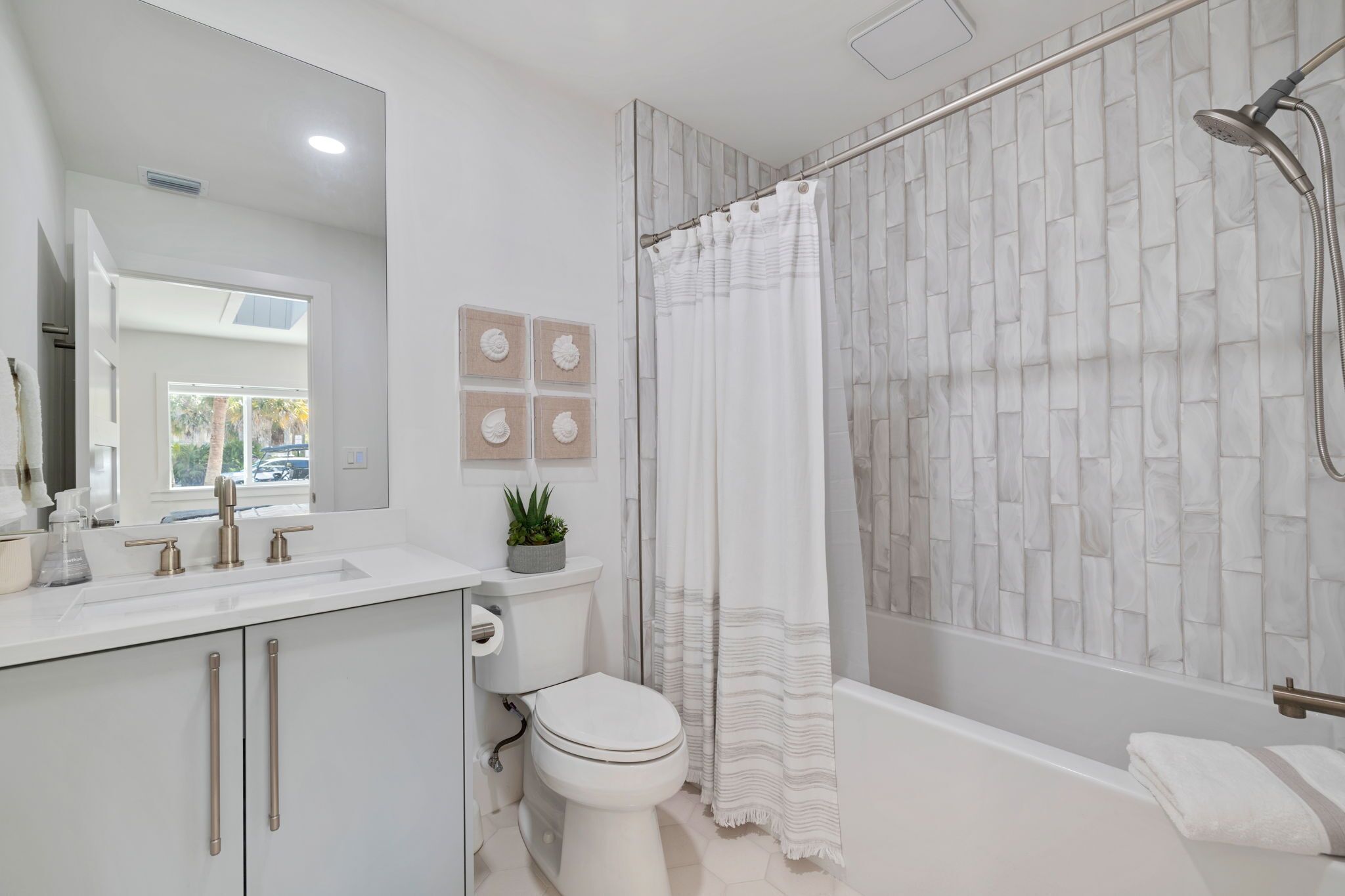 Coastal Dreaming On The Water Hot tub and Heated  Pool and 6 person Golf Cart. Sleeps  14