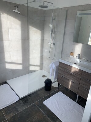 Douche, sèche-cheveux, serviettes fournies