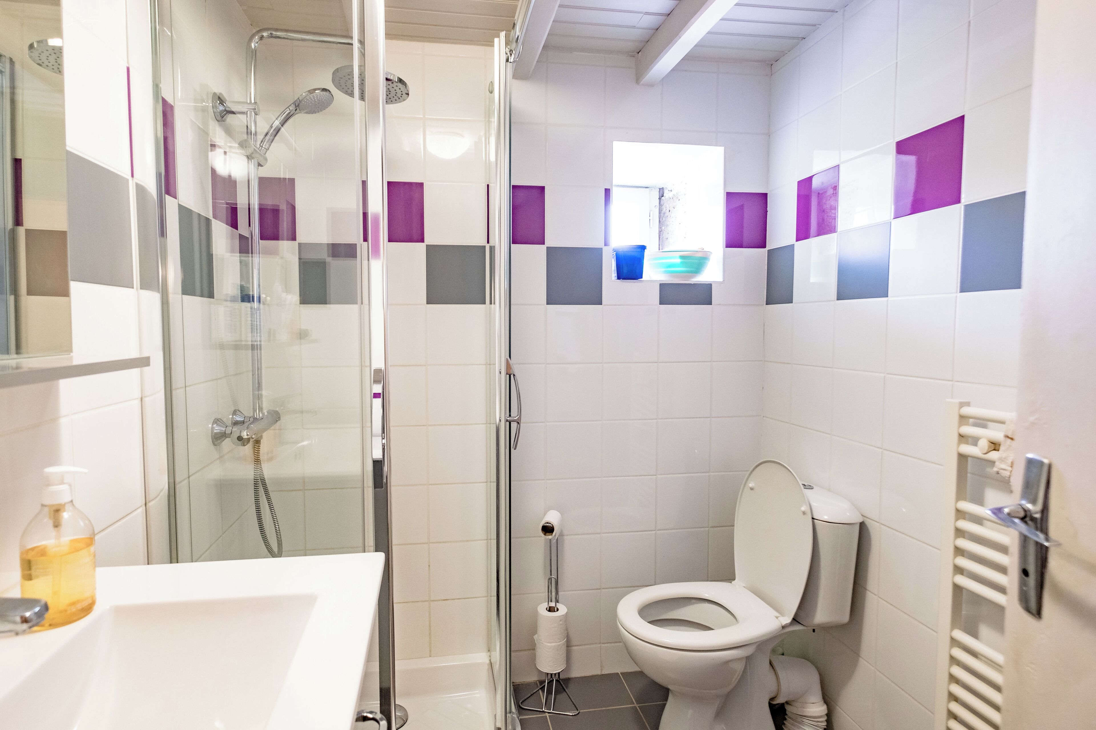 Ein Badezimmer mit Dusche, Toilette und Waschbecken.