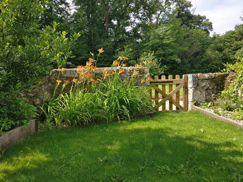 Family gîte, private terrace, BBQ, sleeps 4