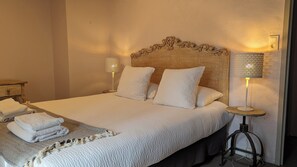 2 bedrooms - Family gîte, private terrace, BBQ, sleeps 4 (Soyaux)