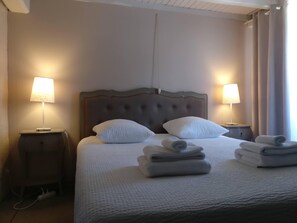 2 bedrooms, iron/ironing board, free WiFi, bed sheets - Charming self-catered two story, sleeping four with gated garden and shared pool (Soyaux)