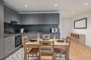 Fridge, oven, dishwasher, coffee/tea maker