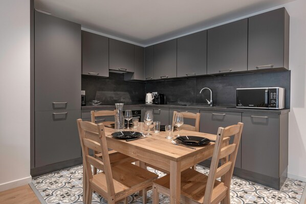 Réfrigérateur, four, lave-vaisselle, cafetière/bouilloire