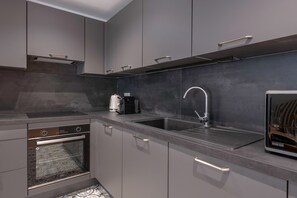 Réfrigérateur, four, lave-vaisselle, cafetière/bouilloire