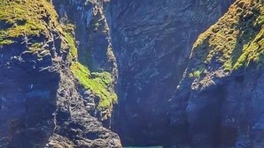 Un dirupo costiero con una ripida scogliera che si getta nell'oceano.