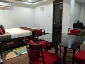 Quarto superior, para fumantes, suíte | Ferros/tábuas de passar roupa, Wi-Fi de cortesia