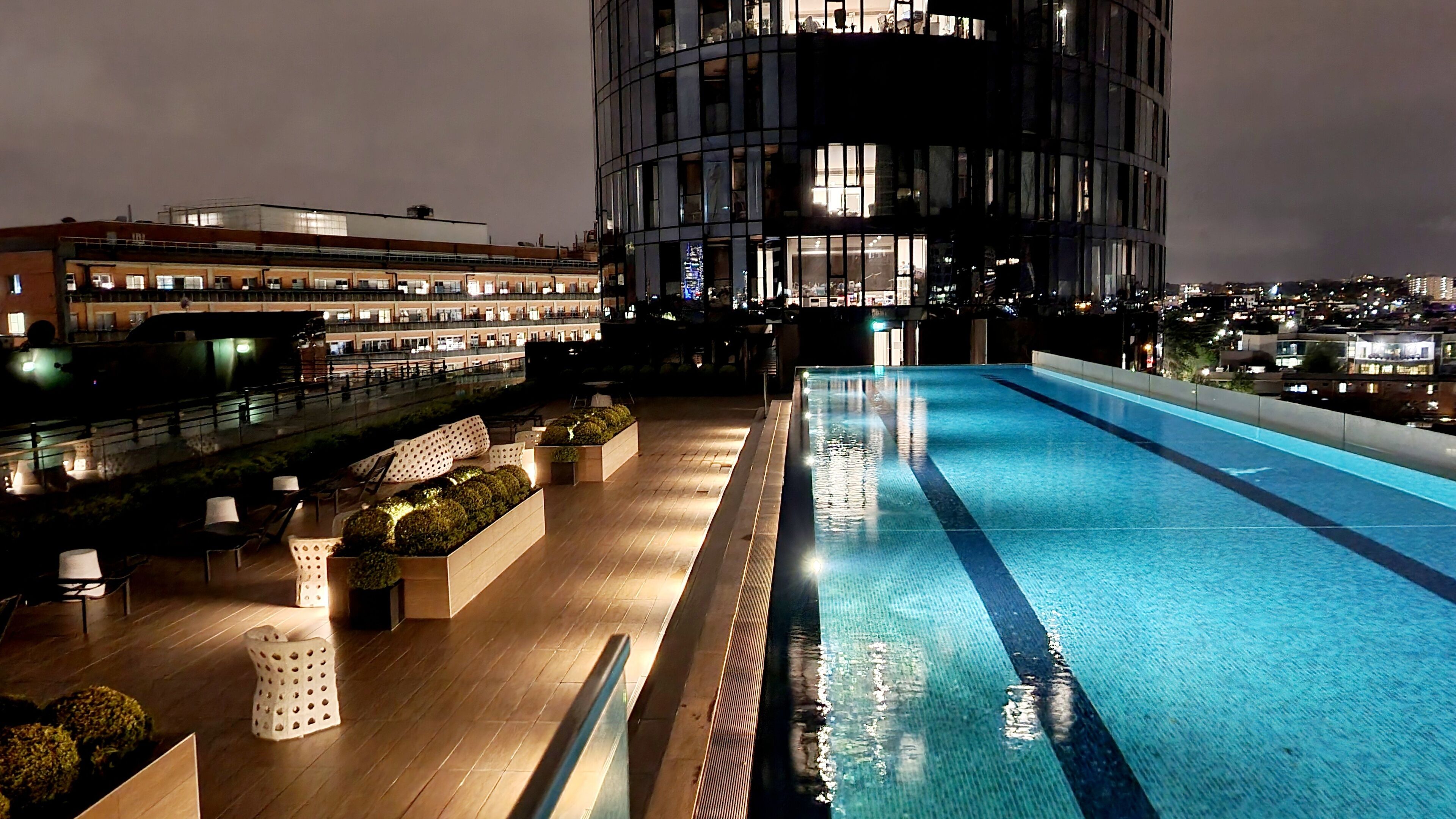 Alberca al aire libre, alberca infinita y camastros