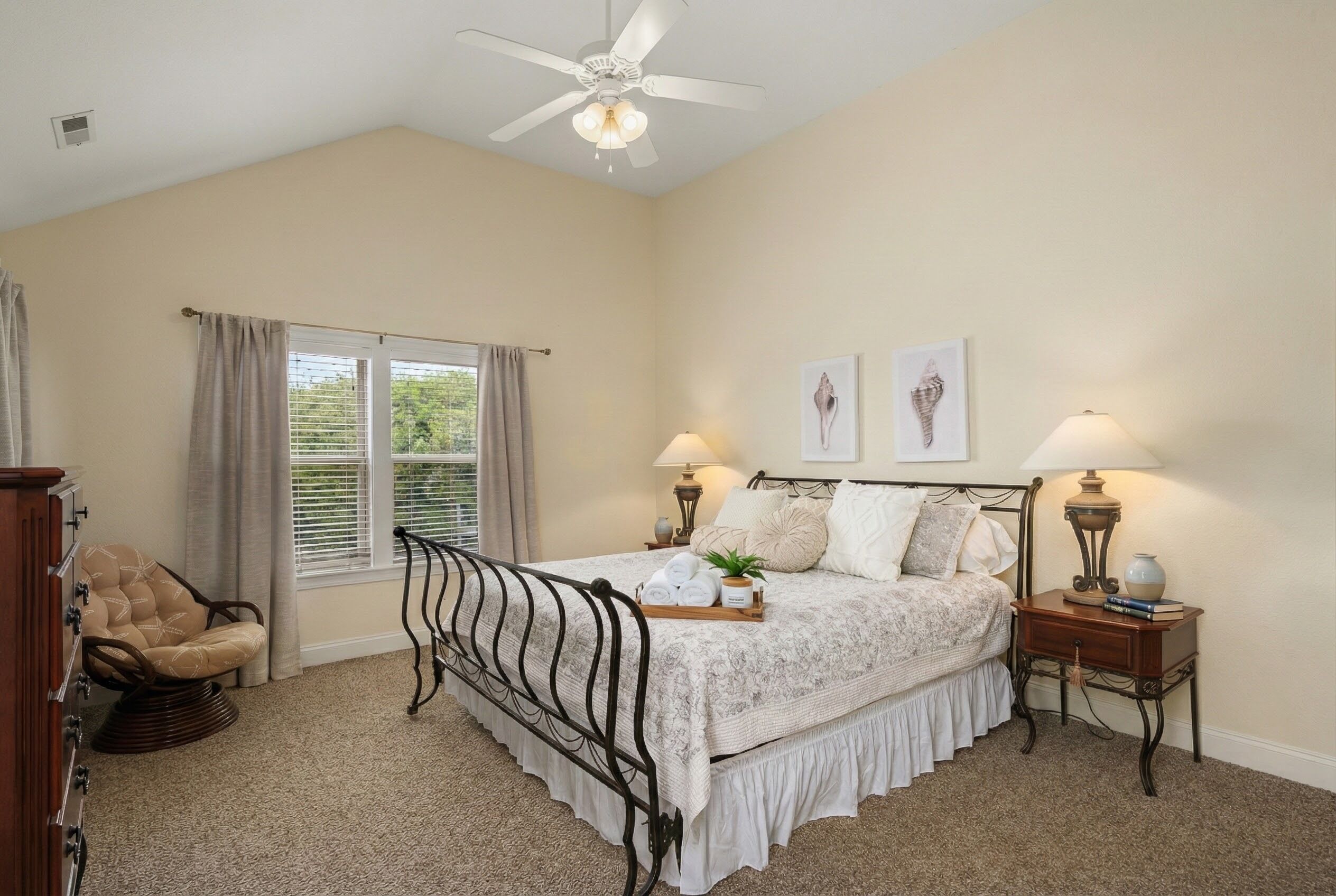 6 bedrooms, desk, iron/ironing board, travel crib
