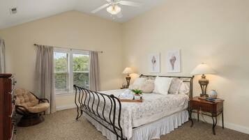 6 bedrooms, desk, iron/ironing board, travel crib