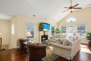 Smart TV, chimenea y libros 