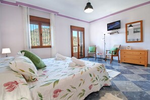 5 Schlafzimmer, Schreibtisch, Bügeleisen/Bügelbrett, Reisekinderbett