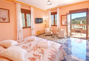 5 bedrooms, desk, iron/ironing board, travel crib