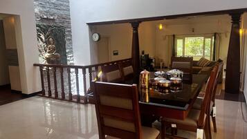 Classic Bungalow | In-room dining
