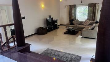 Bungalow Classique | Coin séjour | TV connectée de 43 pouces avec chaînes par câble, télévision